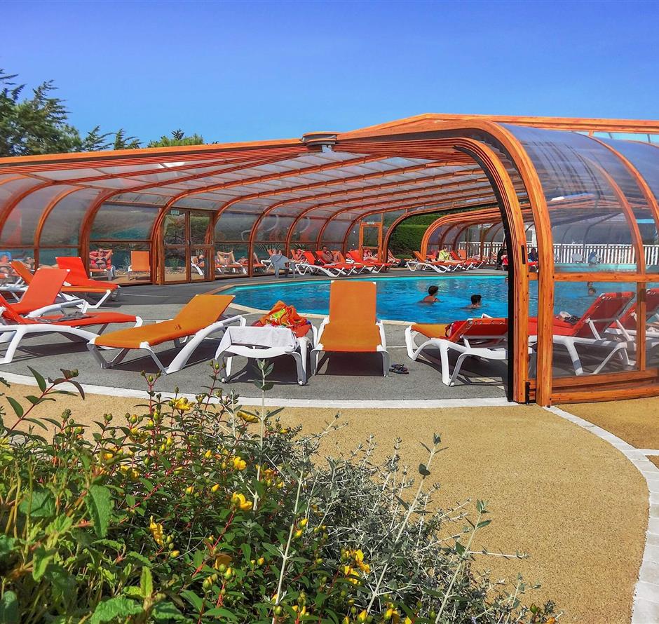 verwarmd binnenzwembad in Saint Hilaire de Riez - Camping pomme de pin