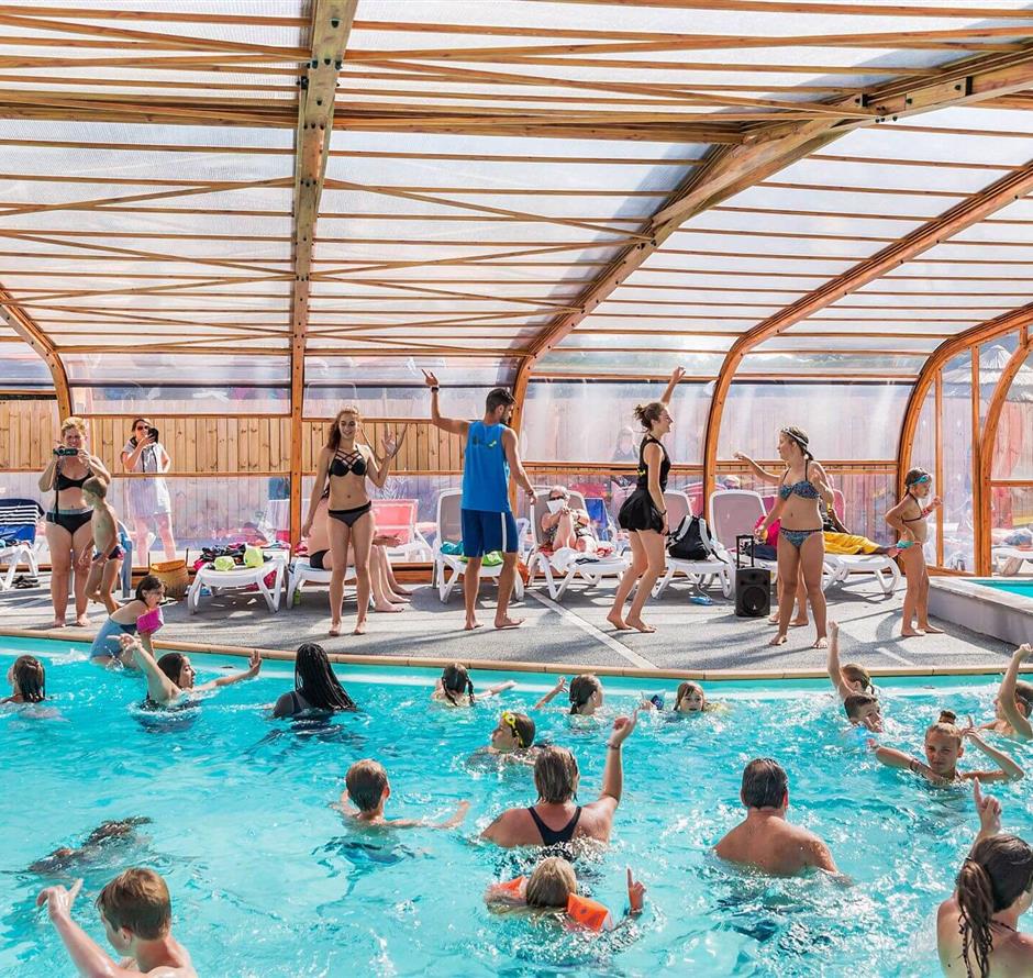 aquagymlessen in het verwarmde binnenzwembad - Camping pomme de pin