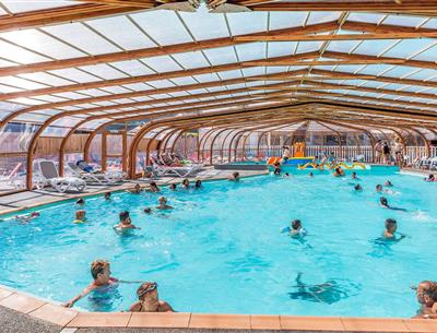zwemparadijs met verwarmd binnenzwembad