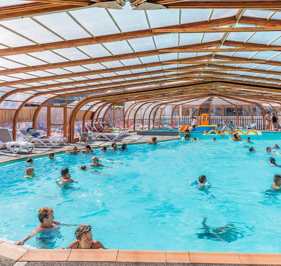 zwemparadijs met verwarmd binnenzwembad - Camping pomme de pin