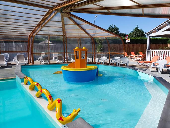 peuterbad in overdekt en verwarmd zwembad, camping st hilaire de riez