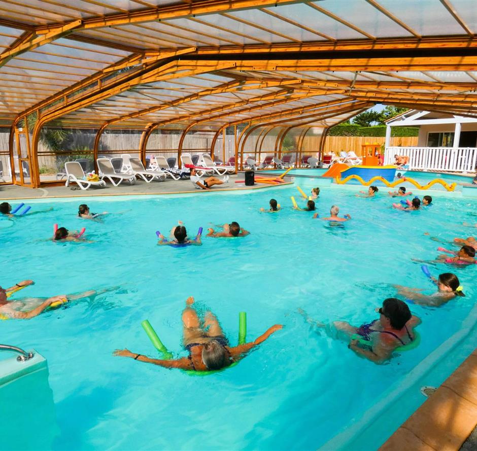 Aquagymunterricht im beheizten Innenpool - Camping pomme de pin