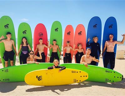 tienerclub tijdens een surftrip in Saint Hilaire de Riez
