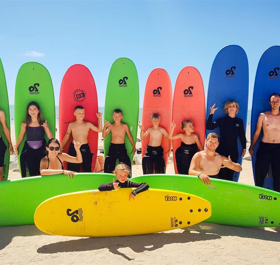 tienerclub tijdens een surftrip in Saint Hilaire de Riez - Camping pomme de pin