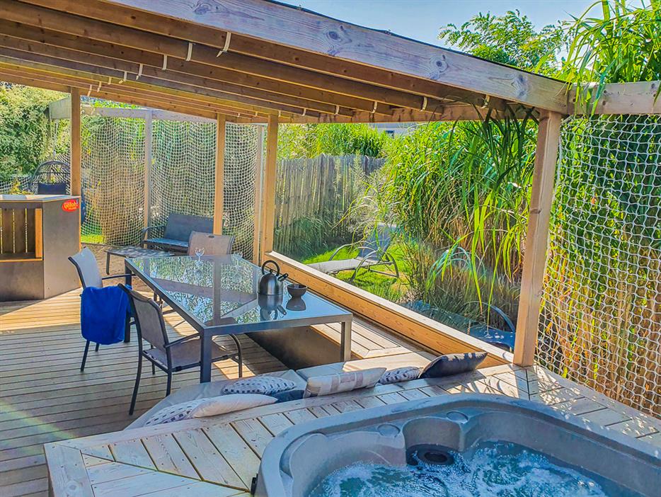 Premium cottage with a private spa fo 5 persons in Vendée - Camping pomme de pin