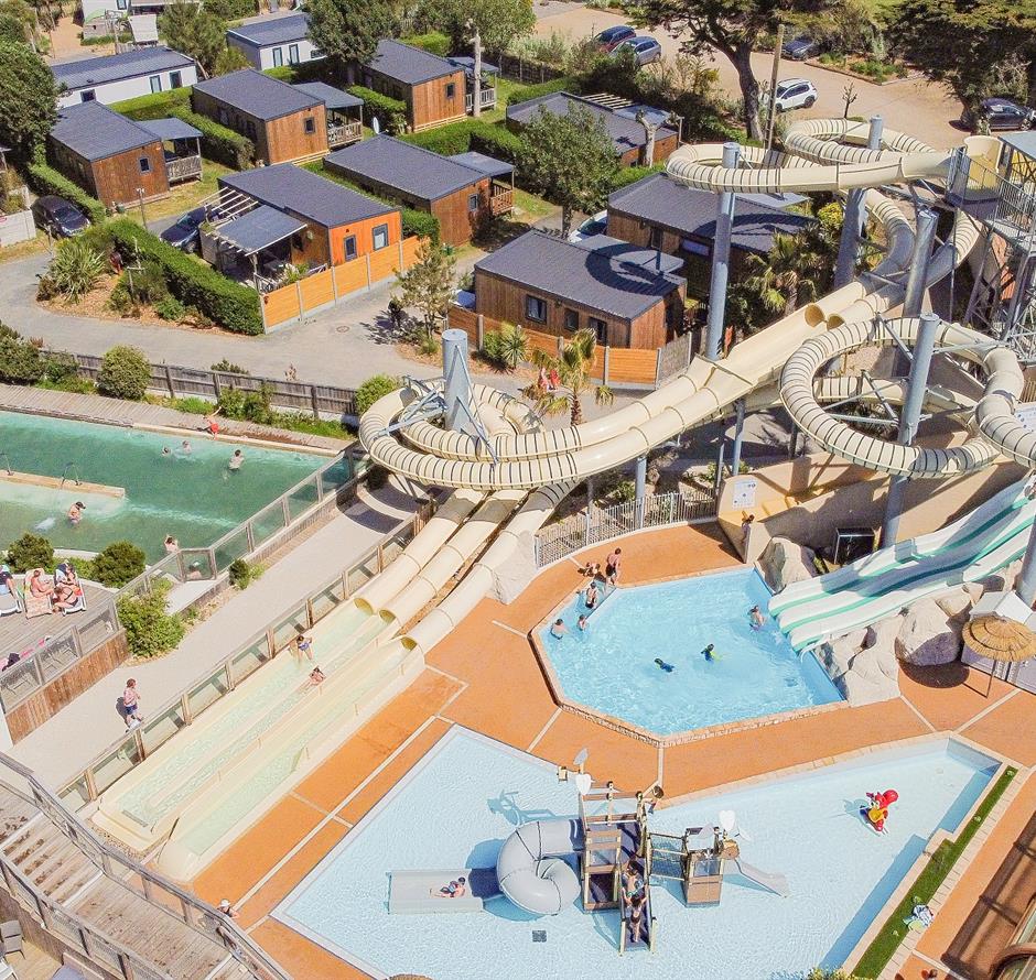 Luchtfoto van het watergebied vanuit een drone - Camping pomme de pin
