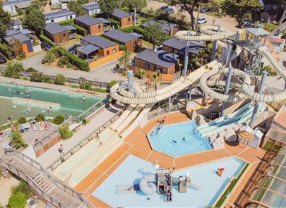 Luchtfoto van het watergebied vanuit een drone - Camping pomme de pin