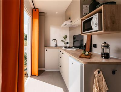 Volledig uitgeruste keuken met vaatwasser op een 5-sterrencamping