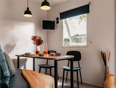 Eetkamer met bank en tafel in een 5-sterren IRM-cottage