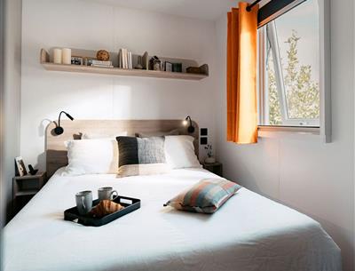 Woonkamer met bank en tafel in een 5-sterren IRM-cottage