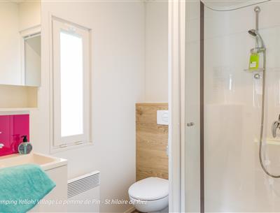 Badkamer in een stacaravan op camping 5* La Pomme de pin