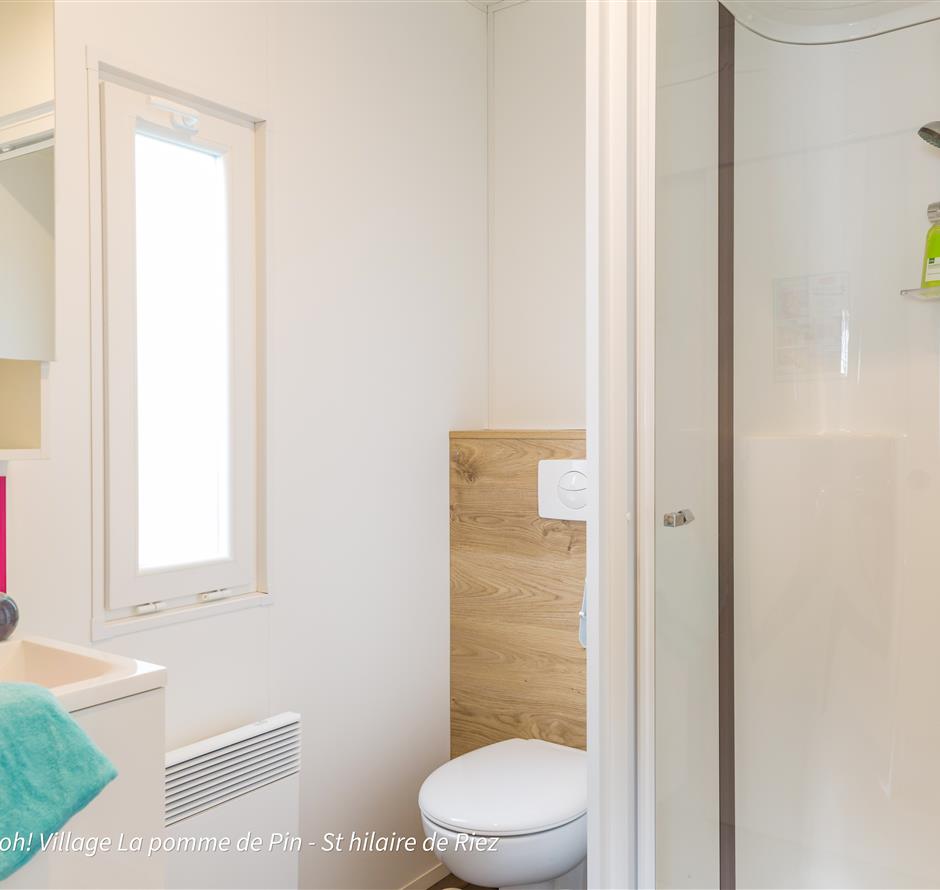 Badkamer in een stacaravan op camping 5* La Pomme de pin - Camping pomme de pin
