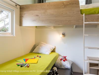 Kinderkamer op 5-sterrencamping met zwembaden en glijbanen