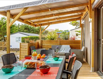 Overdekt terras vlakbij de zee camping Vendée