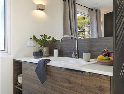 Luxe cottage met keuken, camping met toegang tot het strand op 200 meter afstand, met zwembad