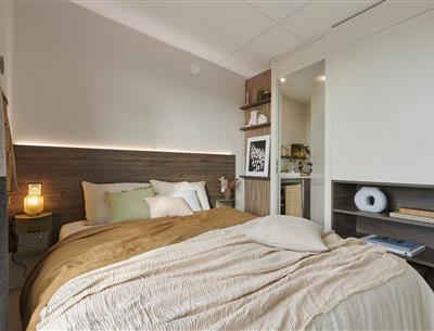 Ouderslaapkamer in stacaravan met 4 bloemen