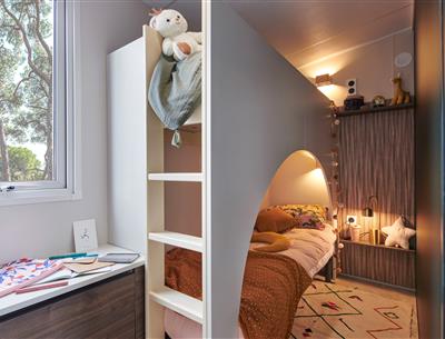Kinderkamer in een stacaravan op een gezinscamping
