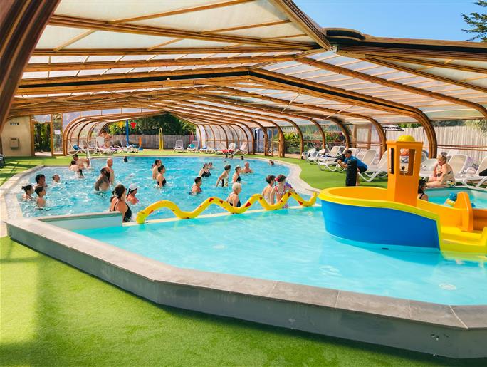 Aquagym in het overdekte zwembad van camping La Pomme de Pin
