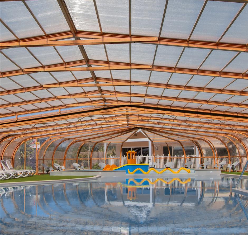 Overdekt en verwarmd zwembad op camping Yelloh! Village La Pomme de Pin - Camping pomme de pin