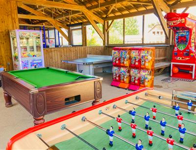 Speelkamer met biljart en tafelvoetbal