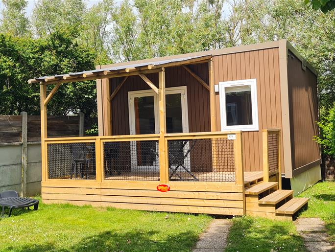 Buitenkant van het huisje voor 2 personen, 1 slaapkamer, 4 bloemen, camping Vendée