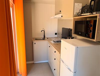 Volledig uitgeruste keuken met vaatwasser op een 5-sterrencamping