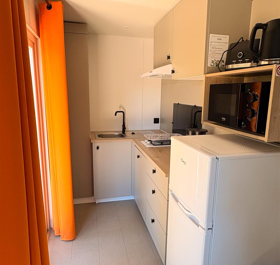 Volledig uitgeruste keuken met vaatwasser op een 5-sterrencamping - Camping pomme de pin