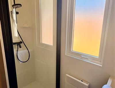 Luxe en lichte badkamer op een camping in St-Hilaire-de-Riez