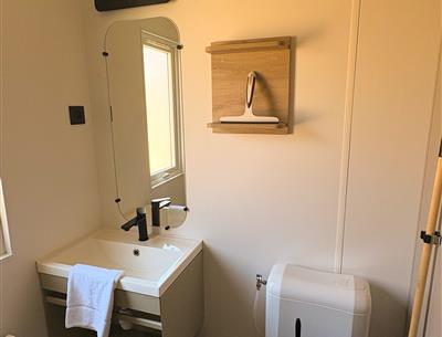 Luxe en lichte badkamer op een camping in St-Hilaire-de-Riez