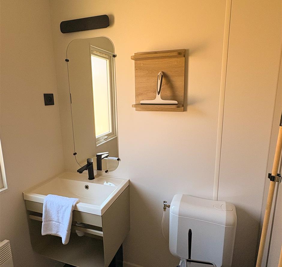 Luxe en lichte badkamer op een camping in St-Hilaire-de-Riez - Camping pomme de pin